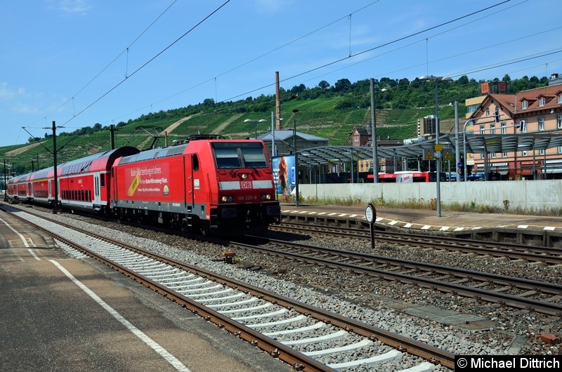 Bild: 146 225 rauscht mit einem RE durch den Bahnhof Esslingen (Neckar).