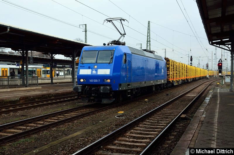 Bild: 145 030-7 fährt mit einem Güterzug in Stendal durch.