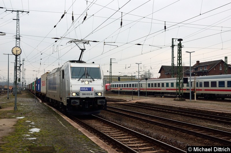 Bild: 386 022-8 erreicht gerade die Bahnsteigkante des Bahnhofs Stendal um seine Reise in Richtung Magdeburg fortzusetzen.