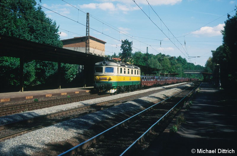 Bild: 182 044 mit einem Güterzug in Praha-Klanovice.