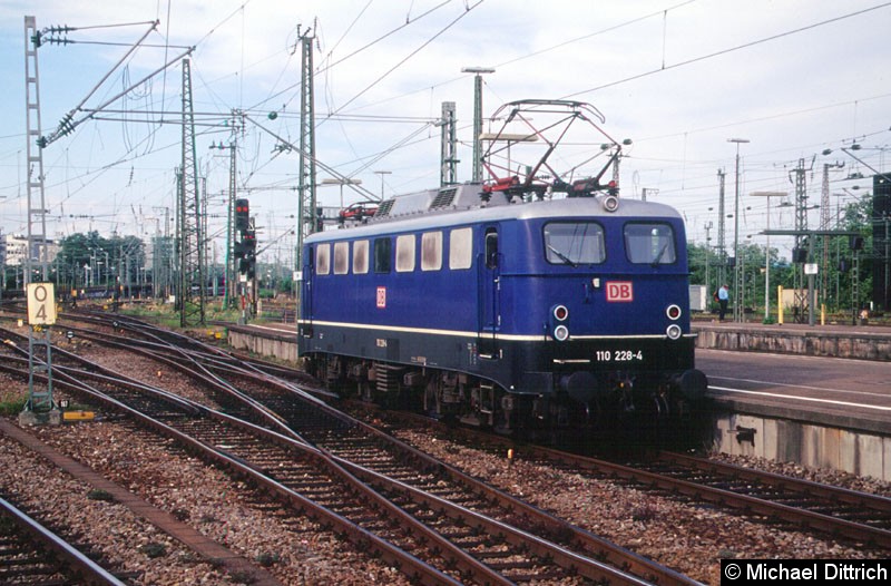 Bild: Es gibt nur noch wenige Exemplare der BR 110 in blau. Hier die 110 228 in Stuttgart Hbf.