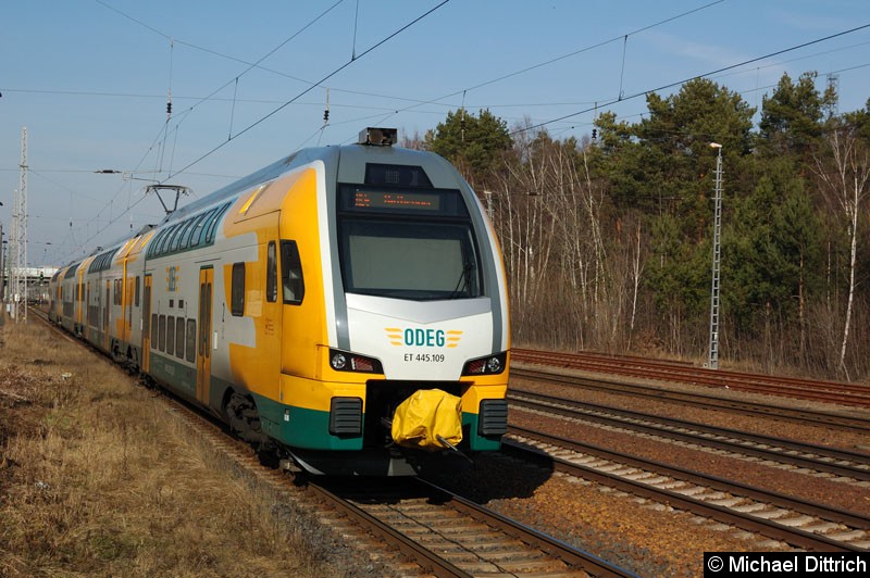 Bild: ET 445.109 als RE 4 beim Verlassen Bahnhof Ludwigsfelde.