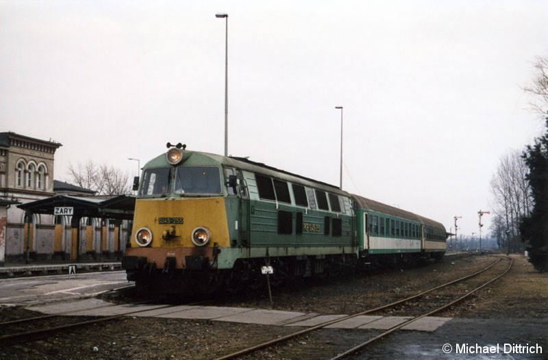 Bild: Nachdem die SU 45-255 als Os 55233 den Bahnhof von Zary erreichte, machte sie hier eine Pause von 10 Minuten.