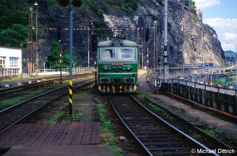 Bild: 122 027 rangiert in den Bahnhof Usti Nad Labem.
