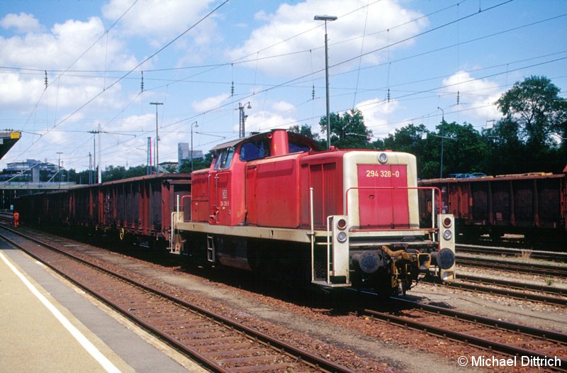 Bild: Mit einem Güterzug steht die 294 328 in Villingen (Schwarzw).
