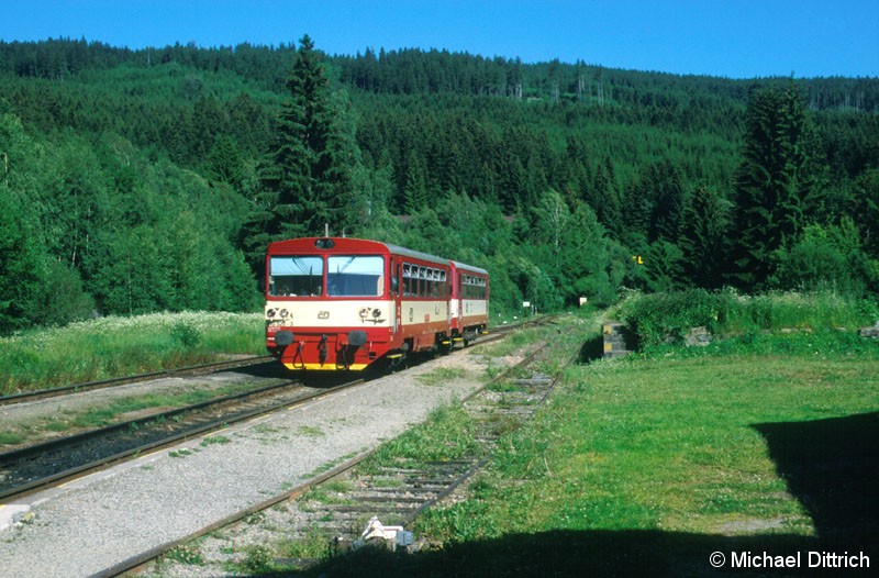 Bild: 810 522 erreicht den Bahnhof Kubova Hut.