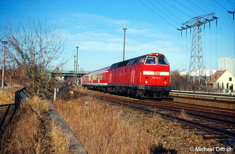 Bild: Noch einmal die 219 112 auf dem Weg nach Berlin-Lichtenberg. 
Aufgenommen zwischen den S-Bahnhöfen Marzahn und Poelchaustraße.