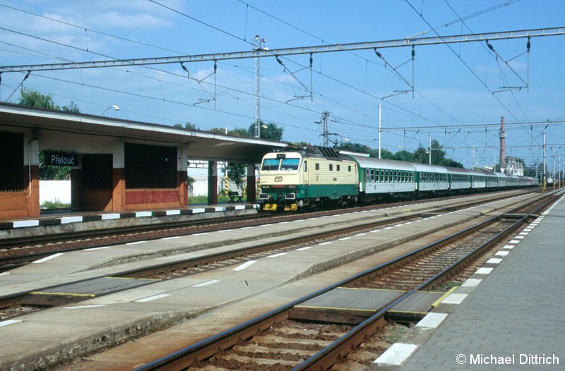 Bild: 150 022 durcheilt den Bahnhof Prelouc.