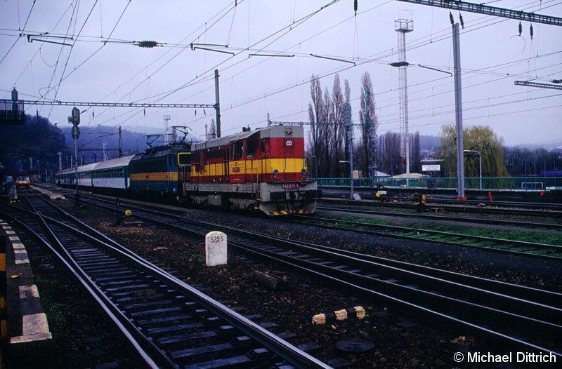 Bild: Wegen Bauarbeiten mussten die E-Loks mit Dieselloks geschleppt werden. Hier die 742 075 in Decin hl. n.
