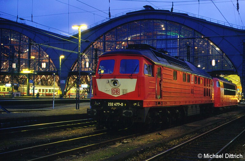 Bild: Vor der 103 221 steht die 232 477 abgestellt in Leipzig Hbf.