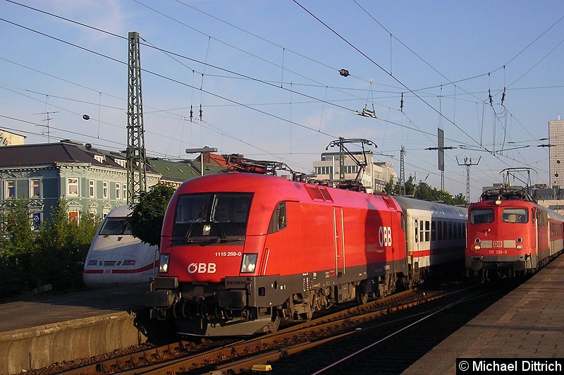 Bild: 1116 269 verlässt Hamburg-Altona.
Rechts im Bild die 115 336.