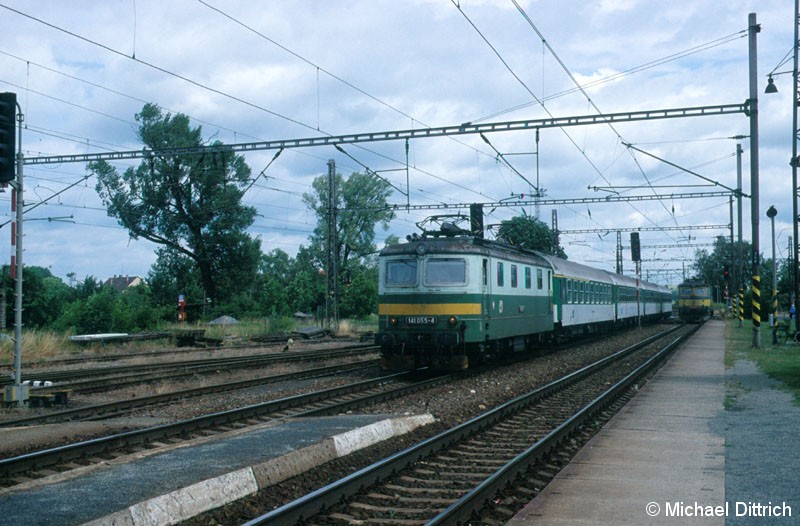 Bild: Völlig überraschend kam R 811 mit einer Lok der 141 055 angerauscht. 
Die Kinnladen von uns lagen dann erstmal auf dem Bahnsteig. :-)