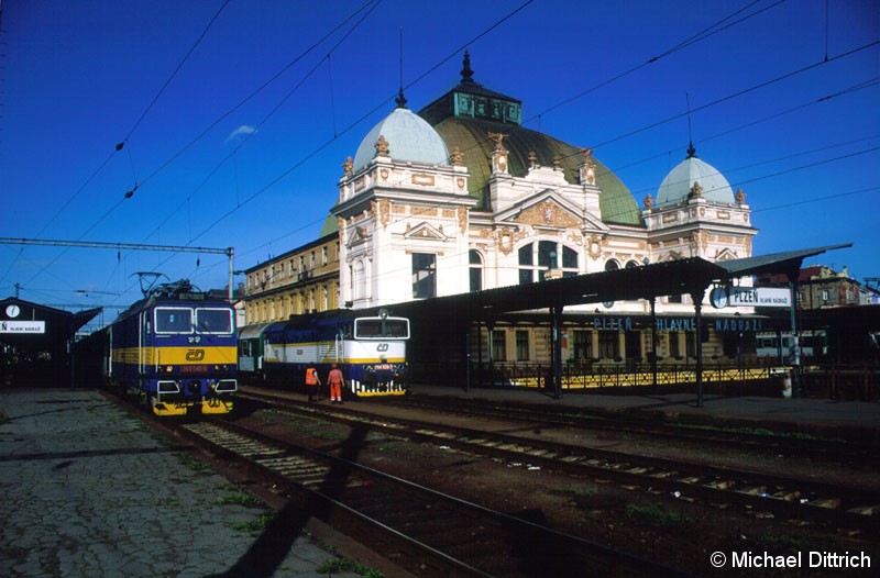 Bild: Plzen, links die 363 045 rechts die 754 029.