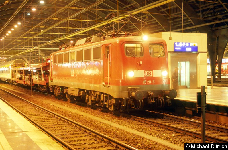 Bild: Die Baureihe 115 ist nichts anderes als eine umgezeichnete 110. 
Sie gehört zu DB Autozug und steht hier mit einem Nachtzug in Berlin Ostbahnhof