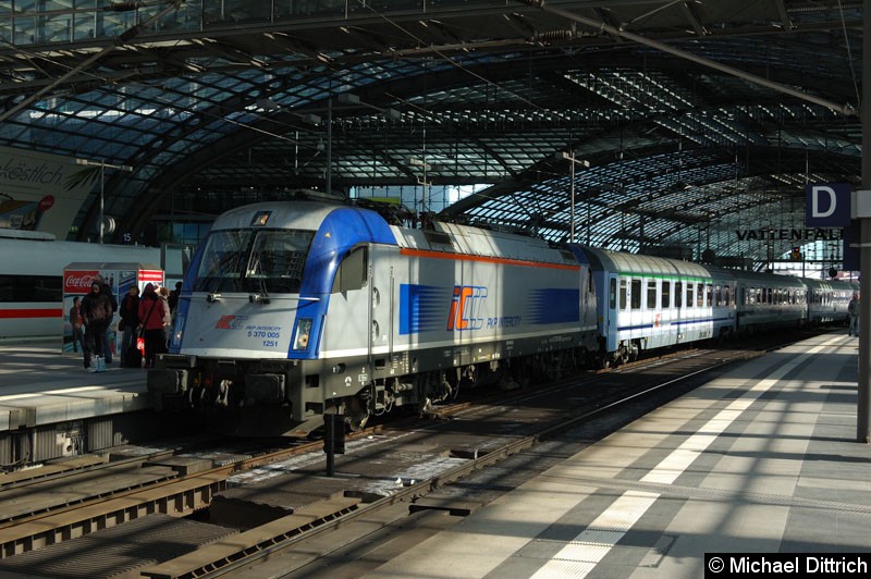 Bild: 370 005 (PKP) mit einem EC aus Warschau in Berlin Hbf.