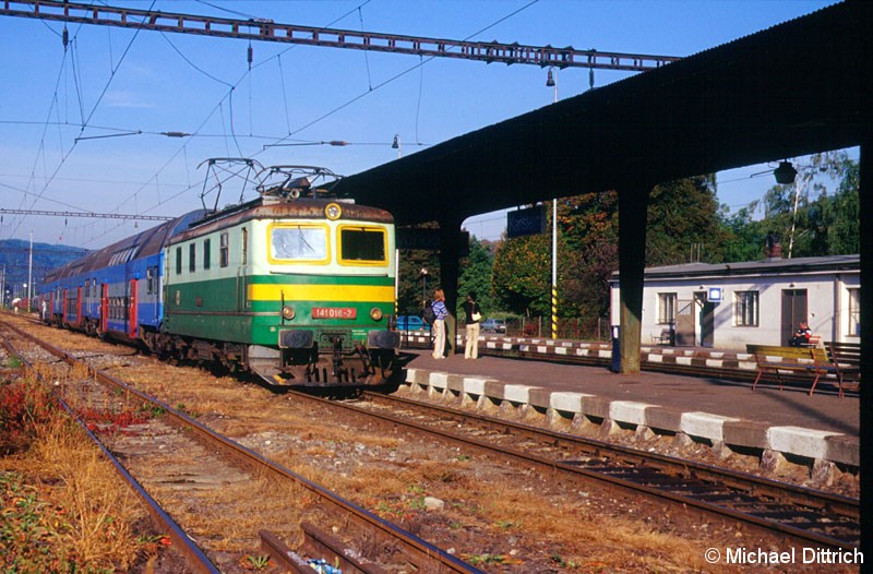 Bild: Die 141 018 machte sich hier gerade bereit ihren Zug als Leerzug nach Praha-Smichov zu ziehen.