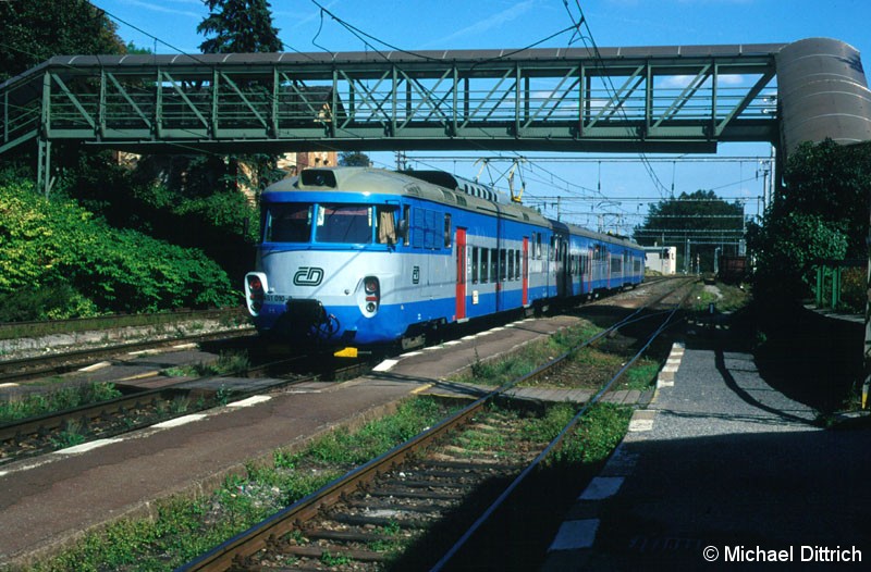 Bild: 451 010 verlässt am Schluss des Zuges den Bahnhof Strancice.