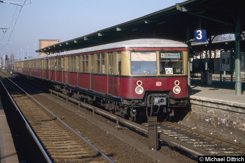 Bild: 477 002 als Linie S45 in Berlin-Schöneweide.