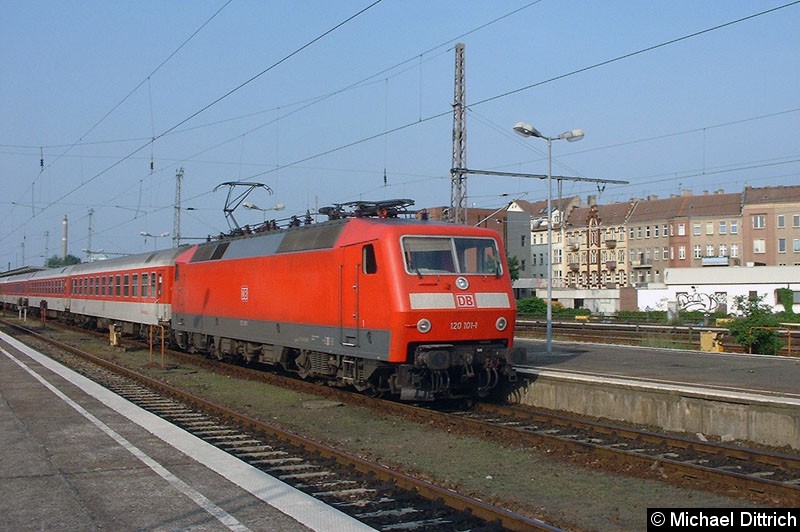 Bild: Am 19. Juni 2002 kam die 120 101 mit der Leerzug des Nz 242 in Berlin-Lichtenberg vorbei.