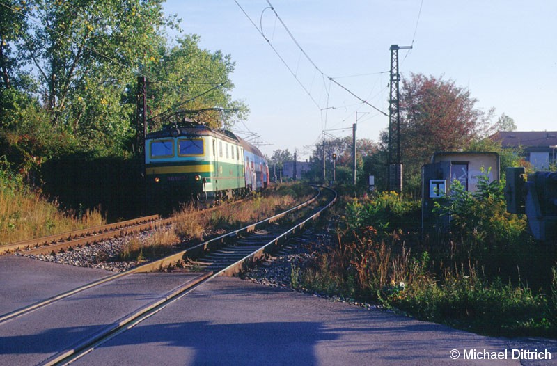 Bild: 141 018 an einem Bahnübergang in der Nähe von Cernosice-Mokropsy.