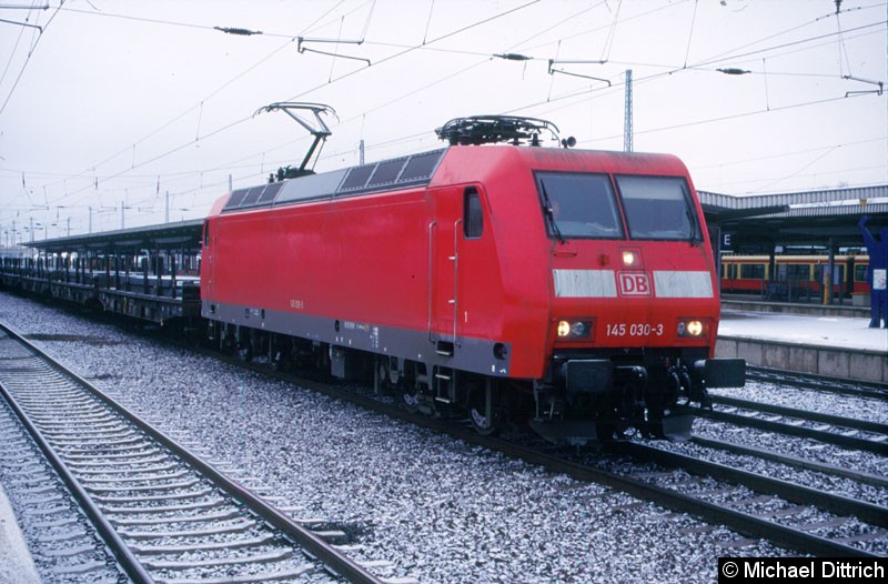 Bild: 145 030 mit einem Güterzug in Flughafen Schönefeld.