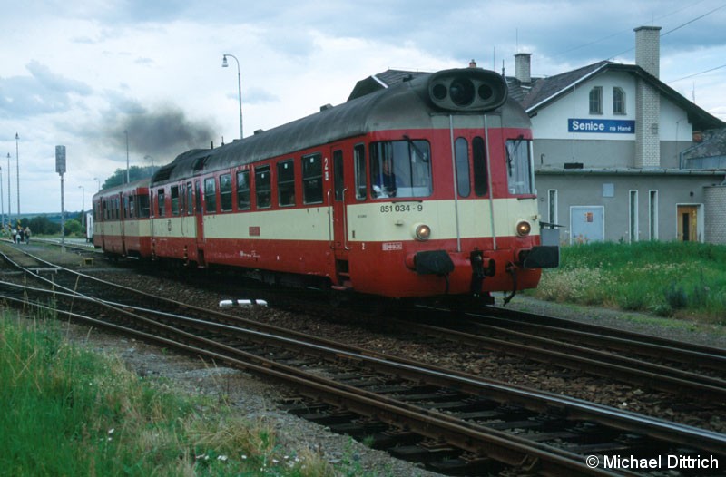 Bild: In Senice na Hane fährt der 851 034 gerade ab.