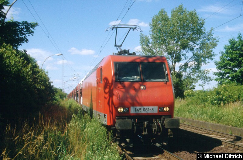 Bild: 145 061 durchquert hier gerade den Bahnsteig des stillgelegten Haltepunktes Bornim-Grube.