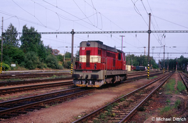 Bild: Als einzelne Lok fuhr die 742 193 in Karlovy Vary ab.