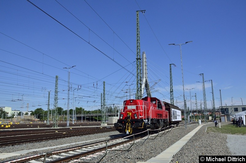 Bild: 261 024 mit einem Güterwagen zur Eröffnung des Güterbahnhofs Halle (Saale).