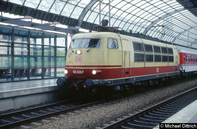 Bild: 103 226 mit dem IR 2731 auf dem Weg nach Flensburg. 
Aufgenommen in Berlin-Spandau.
