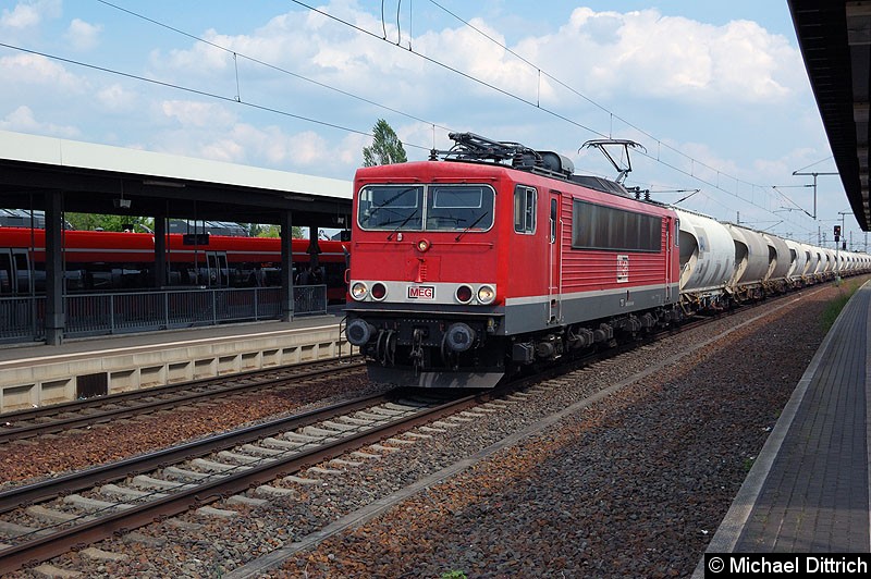 Bild: MEG 707 (91 80 6155 230-6 D-MEG) mit einem Kesselzug bei der Durchfahrt in Nauen.