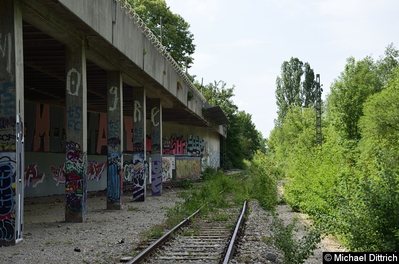 Bild: Blick auf die Durchfahrt unter dem Zugangsgebäude.
Links fuhren früher Züge durch. Das Gleis ist komplett entfernt.