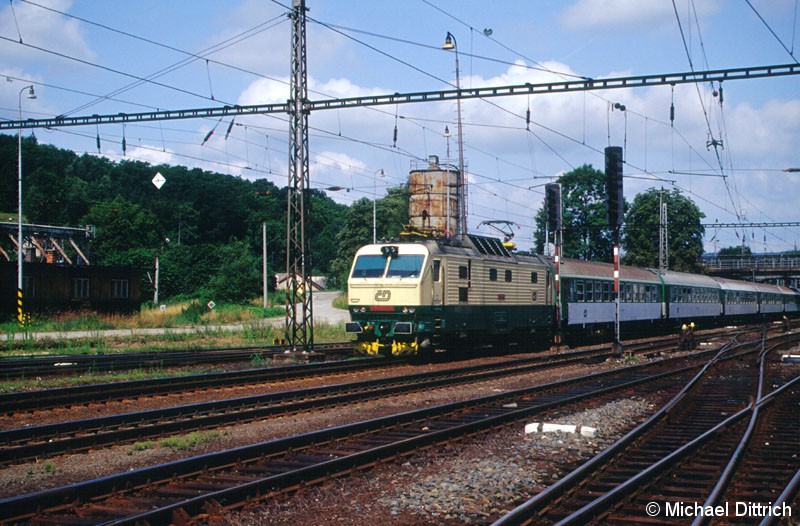 Bild: Mit einem Schnellzug kam die 151 011 im Bahnhof Zabreh na Morave vorbei.