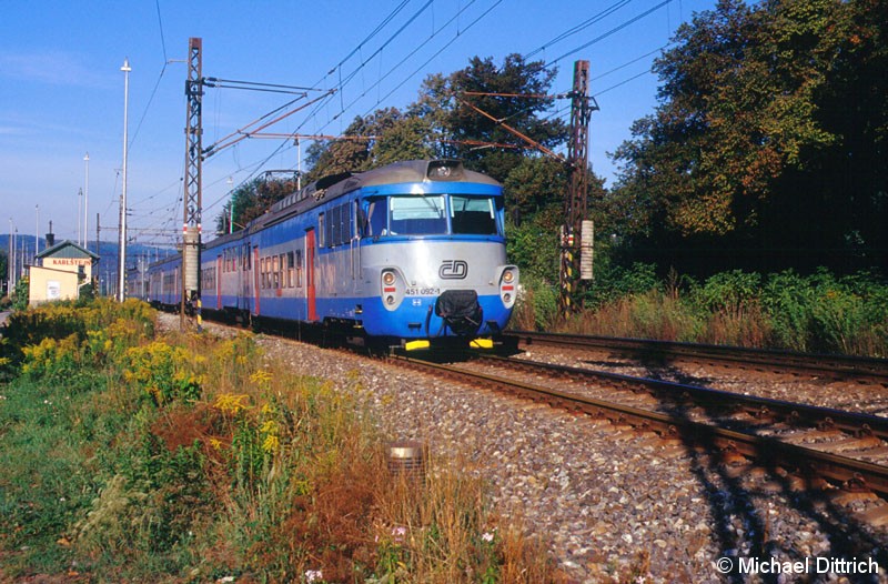 Bild: Als Os 9911 ist hier der 451 092 auf dem Weg nach Praha hl n.