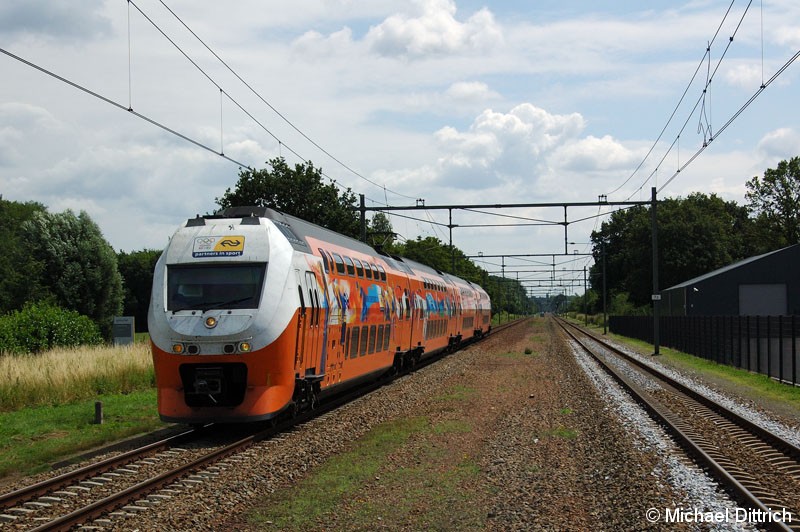 Bild: Als IC 20848 kommt der VIRM 9525 aus Heerlen in Spaubeek durchgefahren.