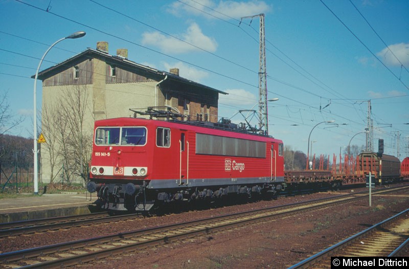 Bild: Mit einem Güterzug durchfährt die 155 141 den Bahnhof Priort.