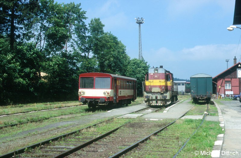 Bild: Am 08.07.2004 wechselten wir unseren Standort und machten bei der Gelegenheit eine Fahrt auf der Strecke Havlickuv Brod - Humploec. 
Hier spannt die 742 047 gerade um.