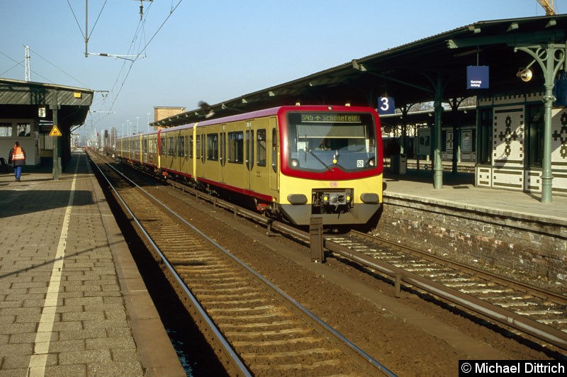 Bild: Noch in gelb präsentiert sich hier der 481 169 als Linie S45 in Berlin-Schöneweide.