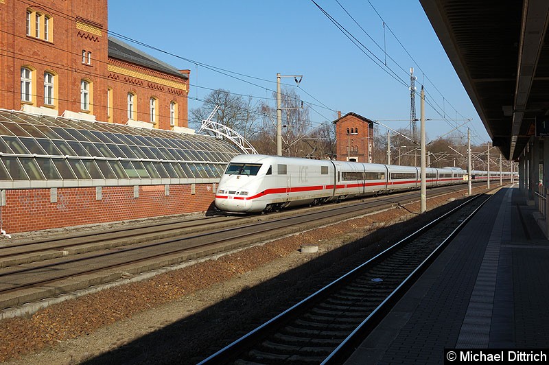 Bild: 401 503 als ICE 691 bei der Vorbeifahrt am Bahnhof Rathenow.