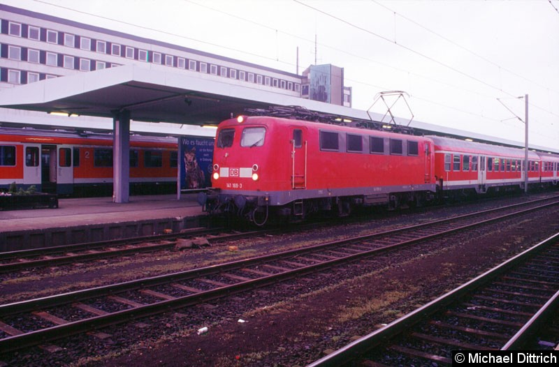 Bild: 141 169 steht hier Abfahrbereit mit einer Regionalbahn in Braunschweig Hbf.