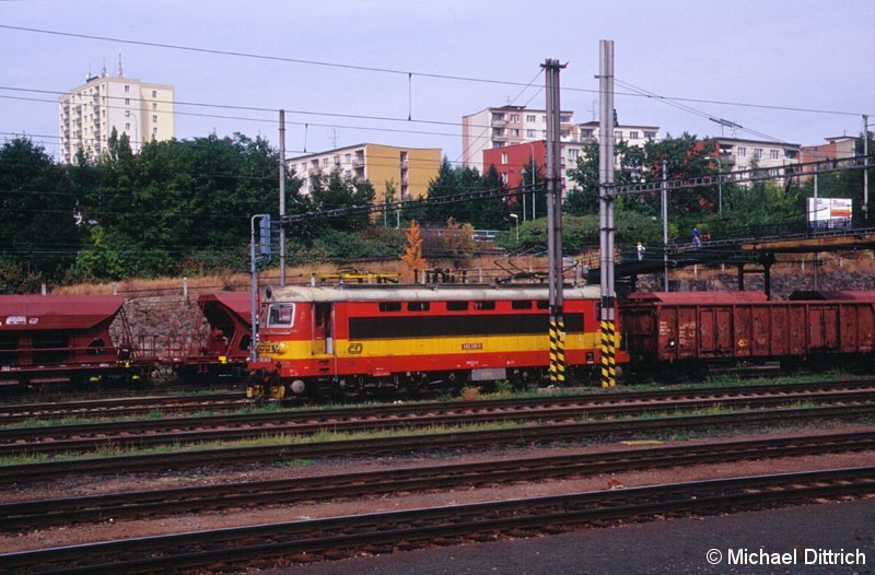 Bild: In Karlovy Vary traf ich das erste mal auf eine 242. 
Hier die 242 240 mit einem Güterzug.