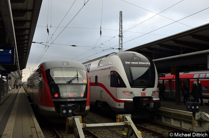 Bild: 642 078 steht neben dem IC-KISS 4110 517.