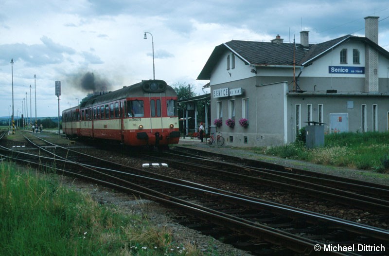 Bild: In Senice na Hane fährt der 851 034 gerade ab.