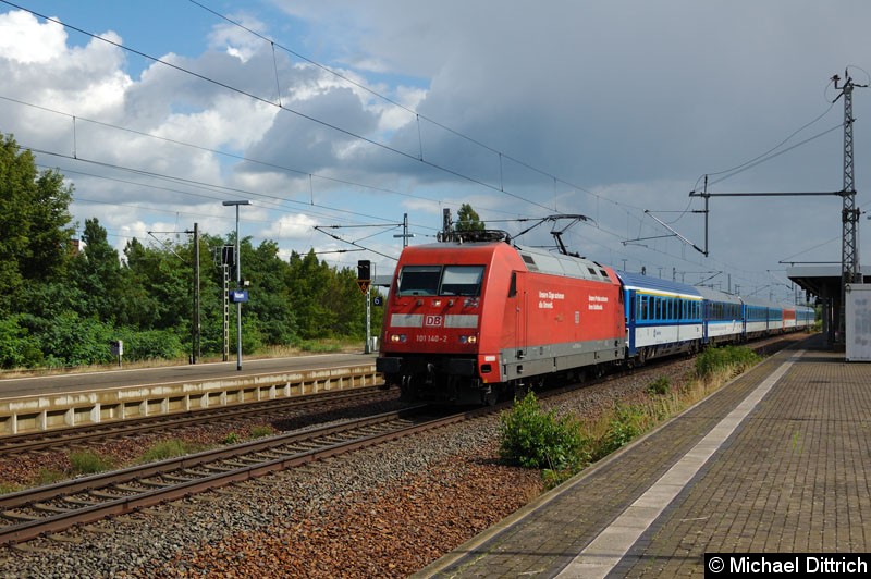 Bild: 101 140 mit dem EC 176 bei der Durchfahrt in Nauen.