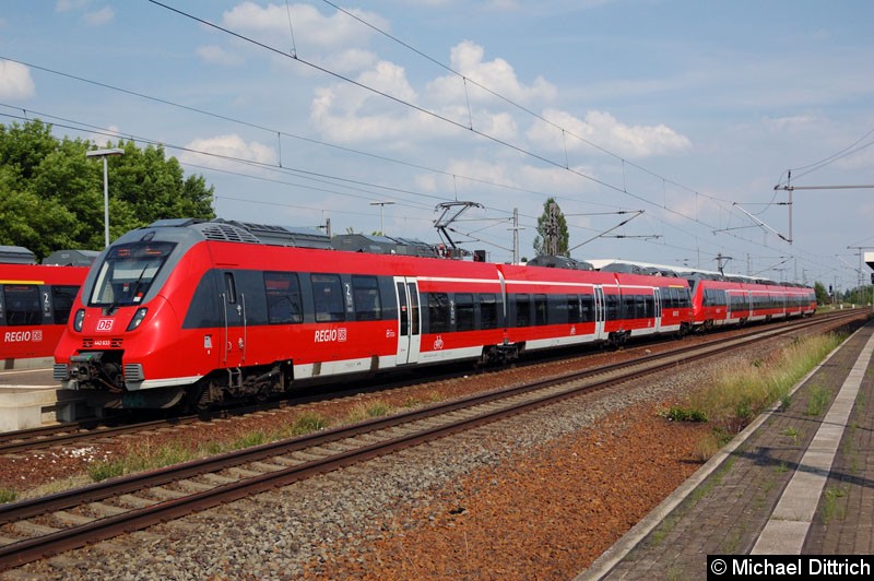 Bild: 442 633 mit einem fünfteiligen Kameraden als RB 10/14 in Nauen.