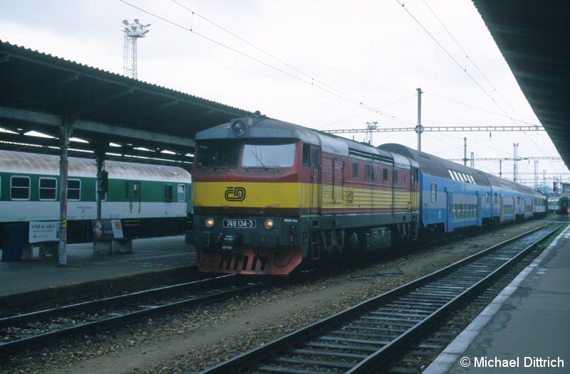 Bild: 749 134 steht in Ceske Budejovice zur Abfahrt bereit.