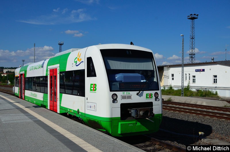 Bild: VT 334 wartet auf seinen Artgenossen aus Saalfeld in Gera Hbf. um dann nach Leipzig aufzubrechen.