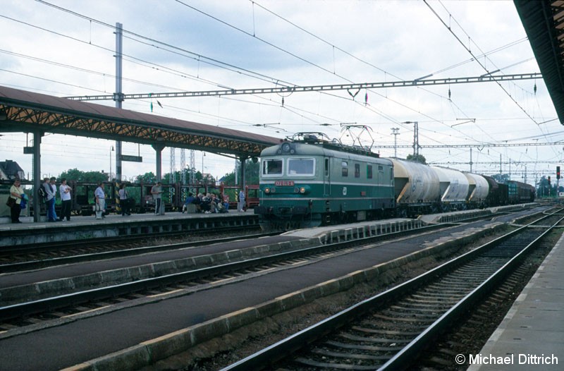 Bild: 122 026 mit einem Güterzug in Lysa nad Labem.