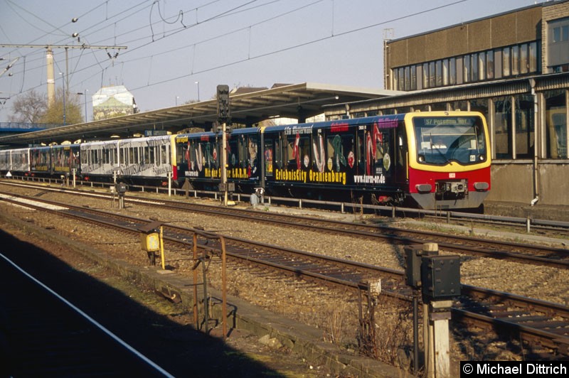 Bild: 481 020 als Linie S7 bei der Ausfahrt in Berlin-Lichtenberg.