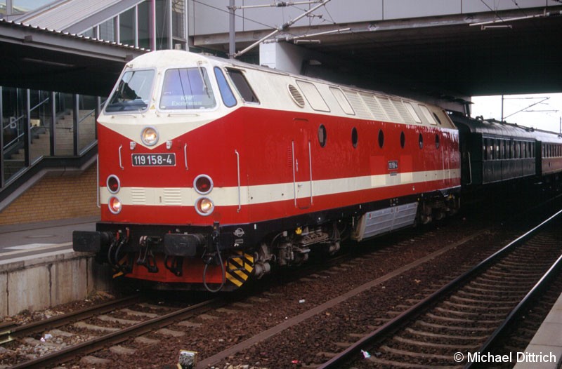 Bild: Die 119 058 mit einem Sonderzug in Potsdam Hauptbahnhof.